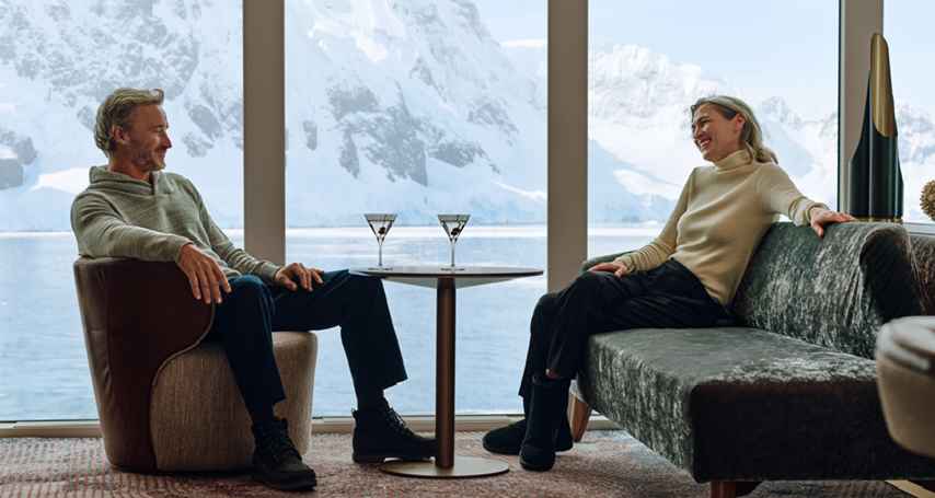SSC_EN_Onboard Interior_Antarctica_01_Couple .jpg
