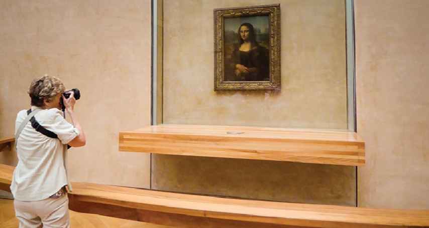 Photographing_Mona_Lisa_Louvre_Paris 854x455..jpg
